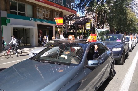 <p>Participantes en la caravana de Vox en Murcia muestran banderas de España.</p>
