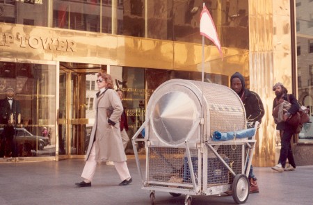<p>El 'homeless vehicle' de Krzysztof Wodiczko en Nueva York en 1988.</p>