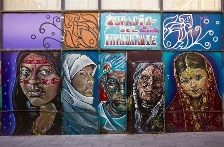 <p>Puerta de <em>La Caracola</em>, espacio del inmigrante en el Raval (Barcelona), que fue desalojado en enero.</p>