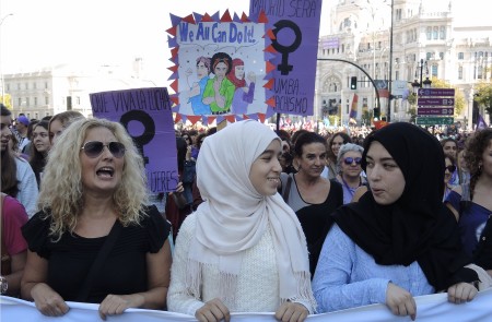 <p>Jóvenes musulmanas llevando una pancarta en las marchas del 7-N (día contra la violencia machista) en Madrid.</p>