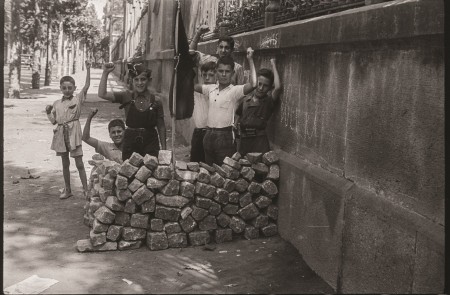 <p><em>Barricada infantil detrás de la Universitat de Barcelona</em>, agosto de 1936.</p>