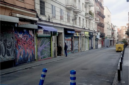 <p>Calle doña Urraca (Madrid) con los establecimientos de toda la vida cerrados.</p>