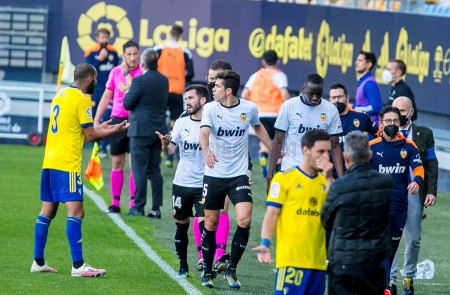 <p>Los jugadores del Valencia CF abandonan el campo en solidaridad con Diakhaby</p>