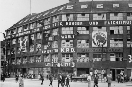 <p>Bülowplatz de Berlin con el emblema de Antifaschistischen Aktion (1932).</p>