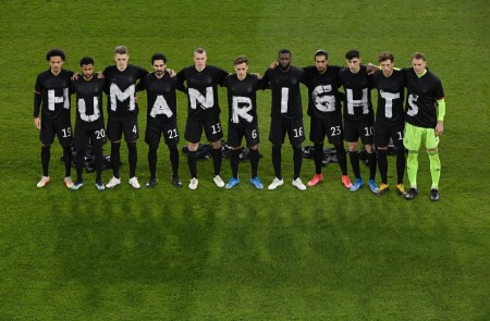 <p>La selección de fútbol masculino de Alemania protesta por los abusos laborales de Catar.</p>