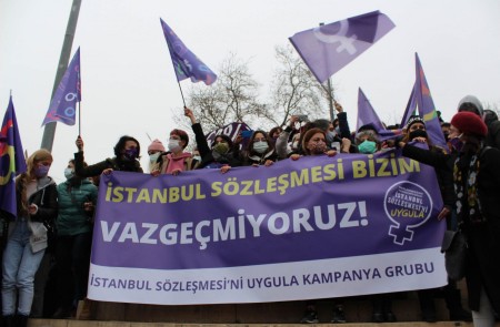 <p>Un grupo de mujeres protesta en Estambul.</p>