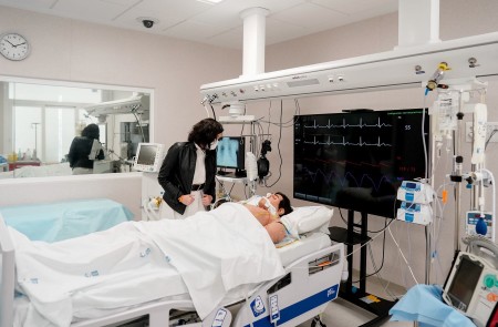 <p>Isabel Díaz Ayuso visita el hospital 12 de octubre el pasado 6 de abril.</p>