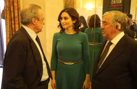 <p>Florentino Pérez, Isabel Díaz Ayuso, y Nicolás Martín-Sanz, directivo del Real Madrid. / <strong>El Español</strong></p>