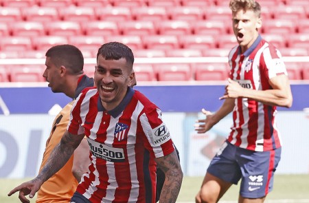 <p>Ángel Correa celebra su segundo gol.</p>