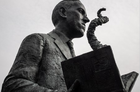 <p>Estatua de Lovecraft en Providence, Rhode Island (EE.UU), esculpida por el artista Gage Prentiss.</p>