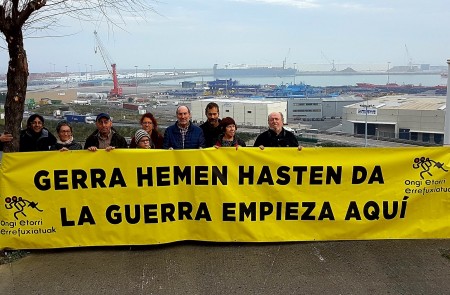 <p>Grupo de ciudadanos protesta contra el envío de armas a Arabia Saudí desde el Puerto de Bilbao en 2018.</p>