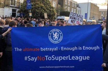 <p>Aficionados del Chelsea protestan contra el proyecto de la Superliga.</p>