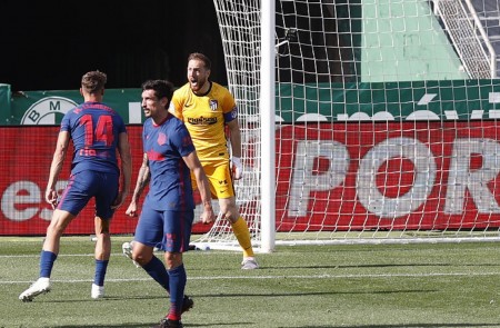 <p>Llorente, Oblak y Savic celebran el fallo del penalti en los minutos finales.</p>