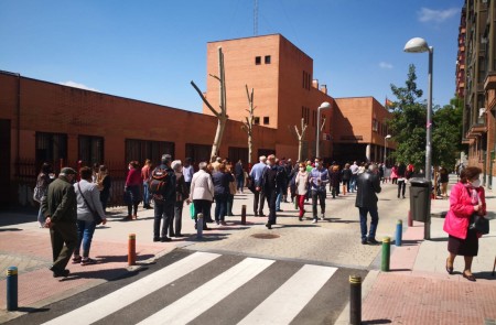 <p>Cola para votar en el IES Juan de la Cierva, en el barrio de Acacias (Madrid).</p>