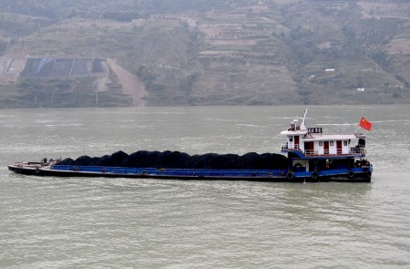 <p>Un barco traslada carbón por el río Yangtsé (China).</p>