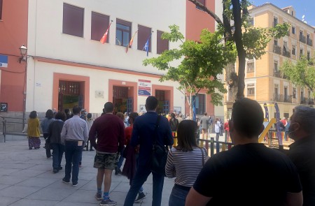 <p>Cola para votar el 4M en el Colegio Pi I Margall (Plaza del Dos de Mayo, Madrid).</p>