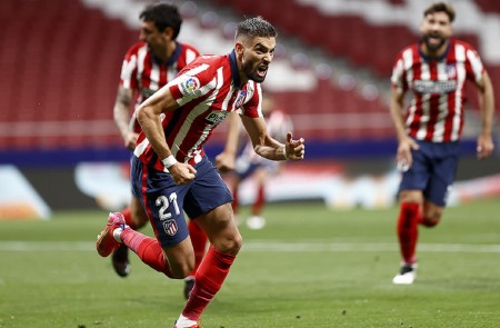 <p>Yannick Carrasco celebra su gol (el 1-0).</p>