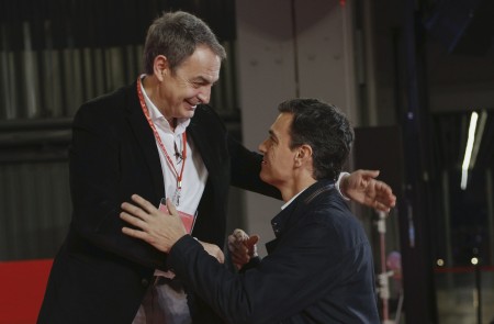 <p>José Luis Rodríguez Zapatero y Pedro Sánchez en la Escuela de buen gobierno (2018).</p>
