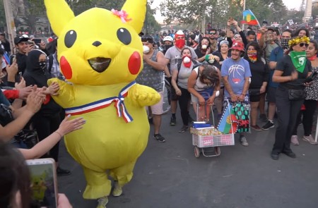 <p>La tía Pikachu bailando en una de las Marchas por la Dignidad en 2019.</p>