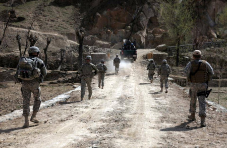 <p>Un vehículo de la Policía Nacional Afgana guía a un grupo de soldados estadounidenses hasta (Logar, Afganistán).</p>