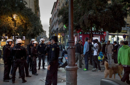 <p>Policías nacionales en la plaza de Lavapiés (Madrid).</p>