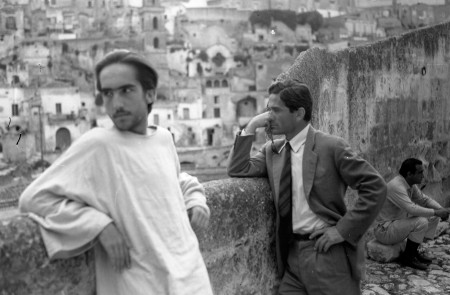 <p>Pasolini junto a Irazoqui en Matera, durante el rodaje de El Evangelio según San Mateo (1964).</p>