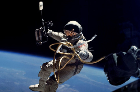 <p>Ed White en el primer paseo espacial estadounidense en 1965.</p>