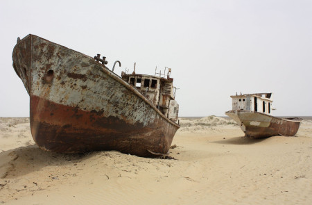 <p>Barco abandonado en la antigua ciudad portuaria de Moynaq, en el extinto Mar de Aral.</p>