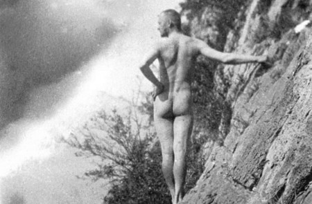 <p>Hermann Hesse practicando el nudismo en Monte Verità.</p>