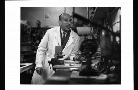 <p>José Val del Omar en uno de sus laboratorios.</p>