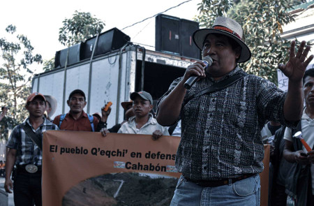 <p>Bernardo Caal durante una manifestación de las comunidades Q'eqchi en Ciudad de Guatemala en 2017.</p>
