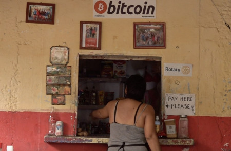<p>Negocio en El Salvador con un cartel que dice 'Aceptamos bitcoin'.</p>