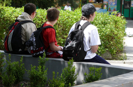 <p>Adolescentes con mochilas escolares.</p>