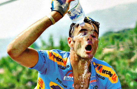 <p>Eros Poli se refresca durante la etapa Montpellier-Carpentras del Tour de 1994.</p>