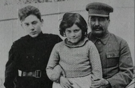 <p>Stalin con Artiom (izquierda) y su hija Svetlana (centro).</p>