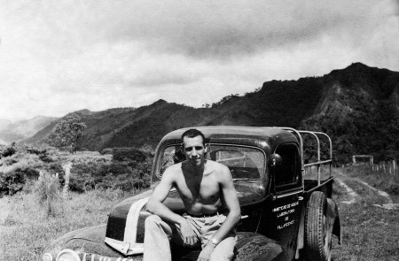 <p>Zulueta sobre un vehículo del laboratorio de Medicina Tropical de Villavicencio (Colombia) en 1949. </p>