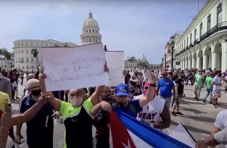 <p>Manifestantes frente al Capitolio de La Habana (Cuba).</p>