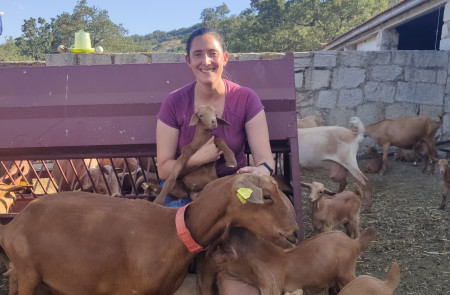 <p>Laura Martínez con sus cabras.</p>