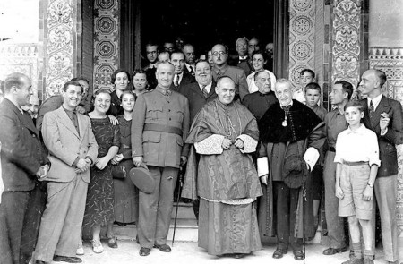<p>El general Queipo de Llano junto al cardenal Pedro Segura y Sáez, arzobispo de Sevilla, y otras autoridades de la ciudad. </p>