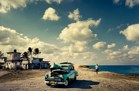 <p>Coche de los años 40/50 en playa de Guanabo (Cuba).</p>
