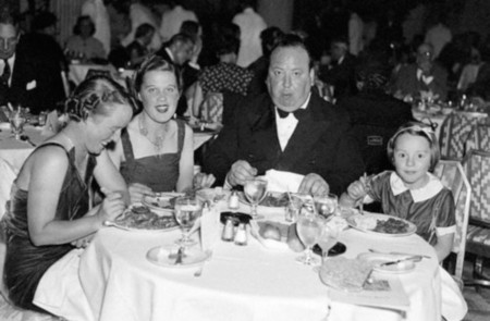 <p>Joan Harrison, segunda por la izquierda, junto al matrimonio Hitchcock (1937).</p>