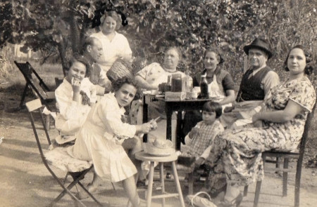 <p>Reynalda (de pie al fondo) en una foto familiar en 1934.</p>