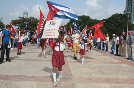 <p>Una niña desfila con un cartel contra el bloqueo el 1º de mayo de 2015 en La Habana.</p>