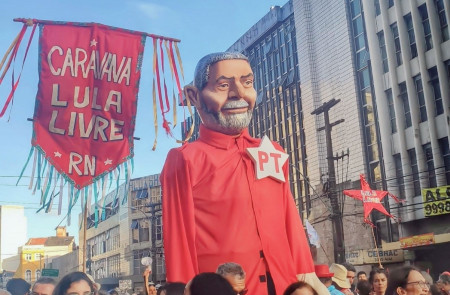 <p>Un cabezudo de Lula Da Silva con un cartel de la campaña Lula Livre en una manifestación en la ciudad de Recife en enero de 2020.</p>