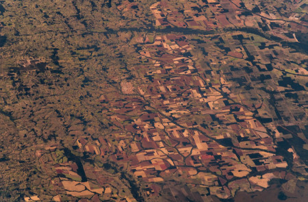 <p>Campos de cultivo en la Amazonía. Hace unas décadas, esta imagen habría sido verde oscura.</p>