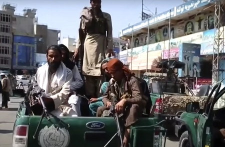 <p>Talibanes armados vigilan las calles de Kabul (Afganistán), tras la retirada de las tropas estadounidenses.</p>