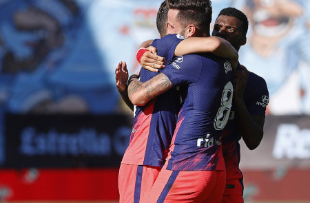 <p>Saúl abraza a Correa, a quien asistió en el segundo gol del Atleti en Balaídos.</p>