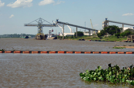 <p>Vista de Puerto Unión, el puerto de cereales (principalmente soja) de Cargill Paraguay.</p>
