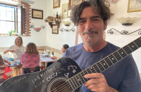 <p>Bobo Rondelli con la guitarra que utilizó para manifestarse en contra de la ultraderechista Susanna Ceccardi.</p>