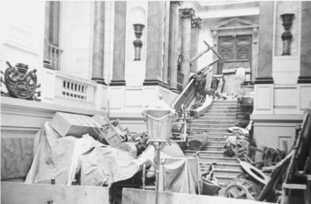 <p>Escalinata del Palacio de Grimaldi durante el traslado del archivo Museo del Pueblo Español en agosto de 1973.</p>